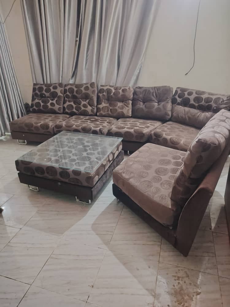 😍 _جيناكم بالجديد والحصري 🎉_
_جلسة عربية جميلة جدا جدا واردة السعودية 🔥_
_تتكون من عشرة امتار ومعها طربيزة من نفس نوع الجلسة 😂_
_انيقة ورقيقة جدا وجمي -  الأثاث والديكور في أم درمان