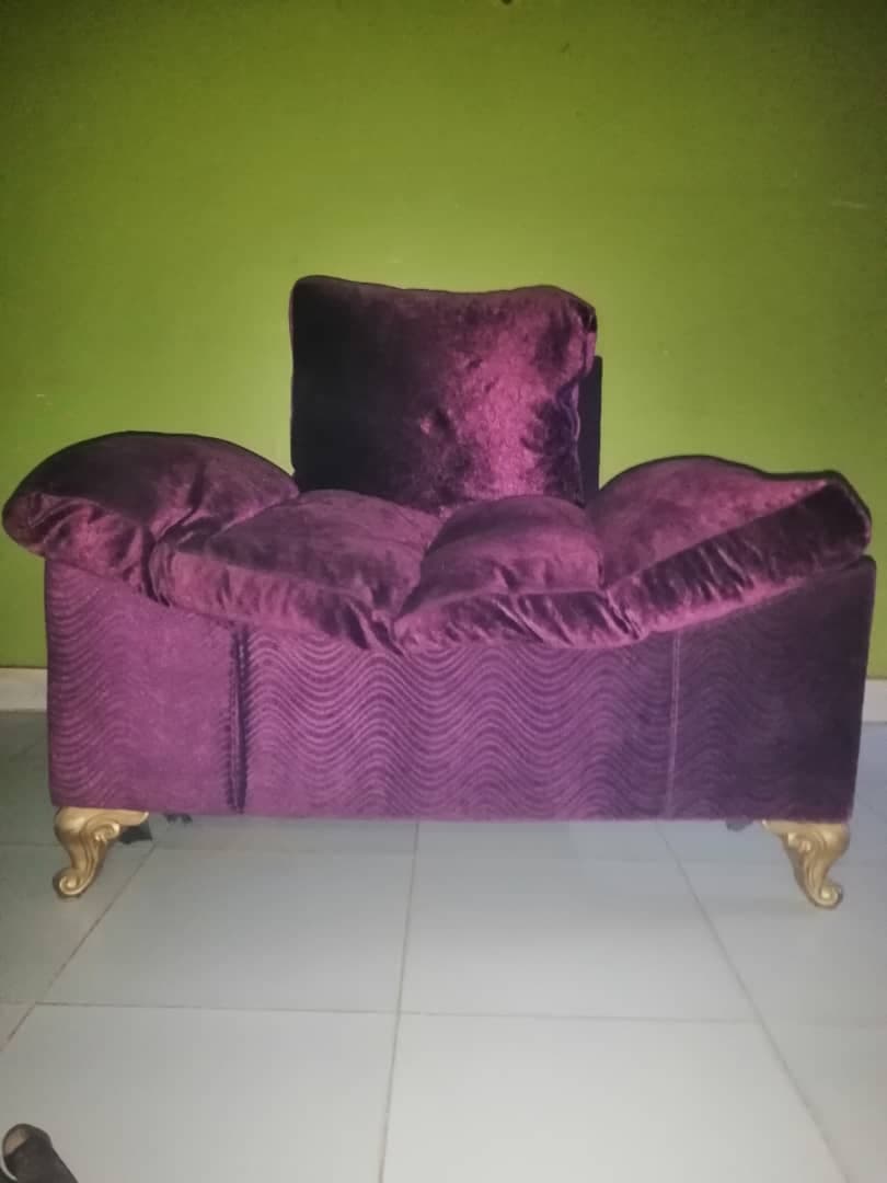 طقم جلوس شااااز
كنبتين وكرسين 
السعر 600
امدرمان الحارة 10 -  الأثاث والديكور في أم درمان