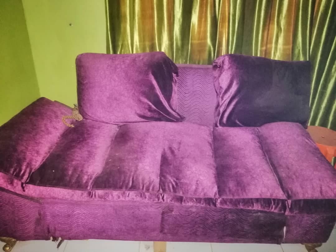 طقم جلوس شااااز
كنبتين وكرسين 
السعر 600
امدرمان الحارة 10 - صورة 3