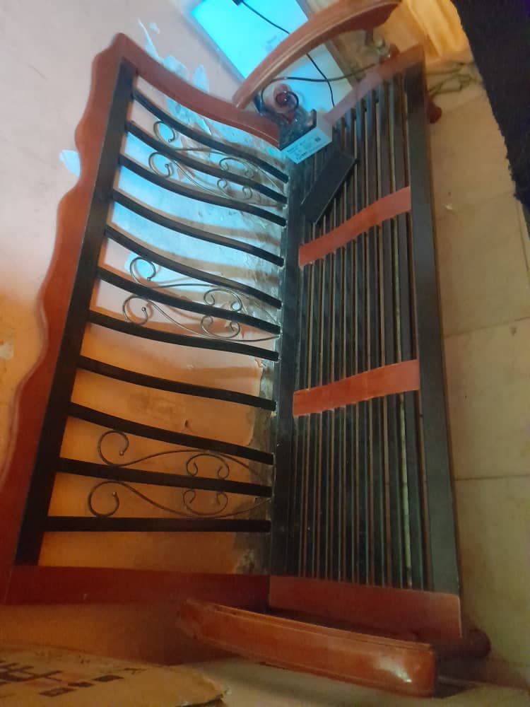 طقم جلوس مستورد المحاميد
كنبتين وكرسين 
وتربيزة كبيرة  ووحدة صغيرة
السعر 1600
امدرمان الحارة 8 - صورة 2