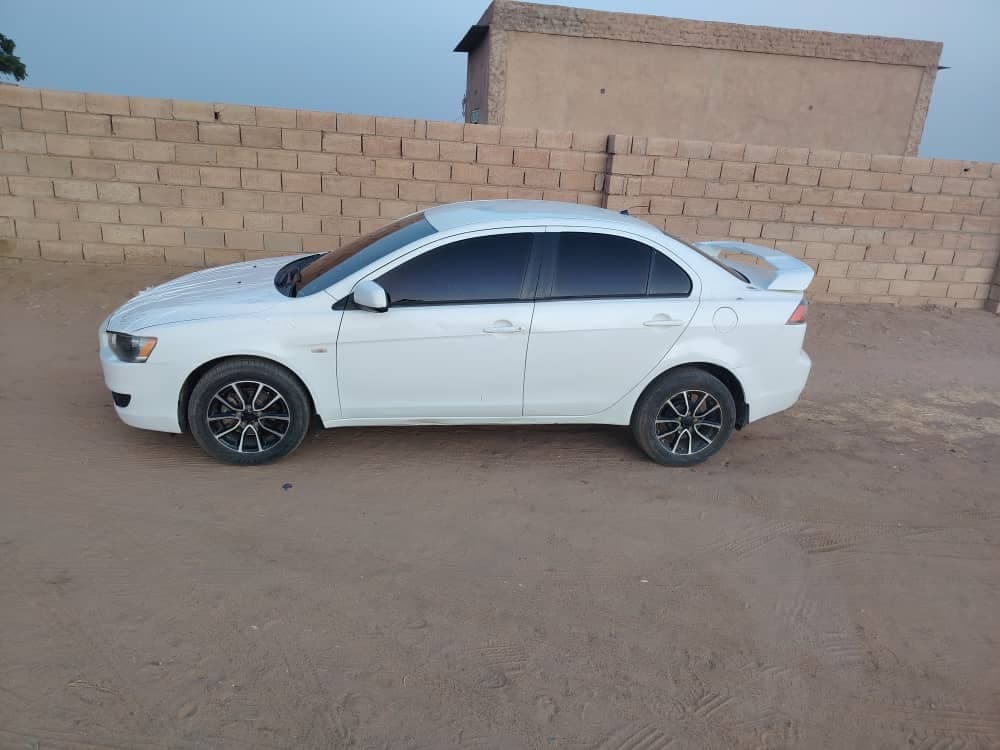 عربية لانسر
موديل 2014