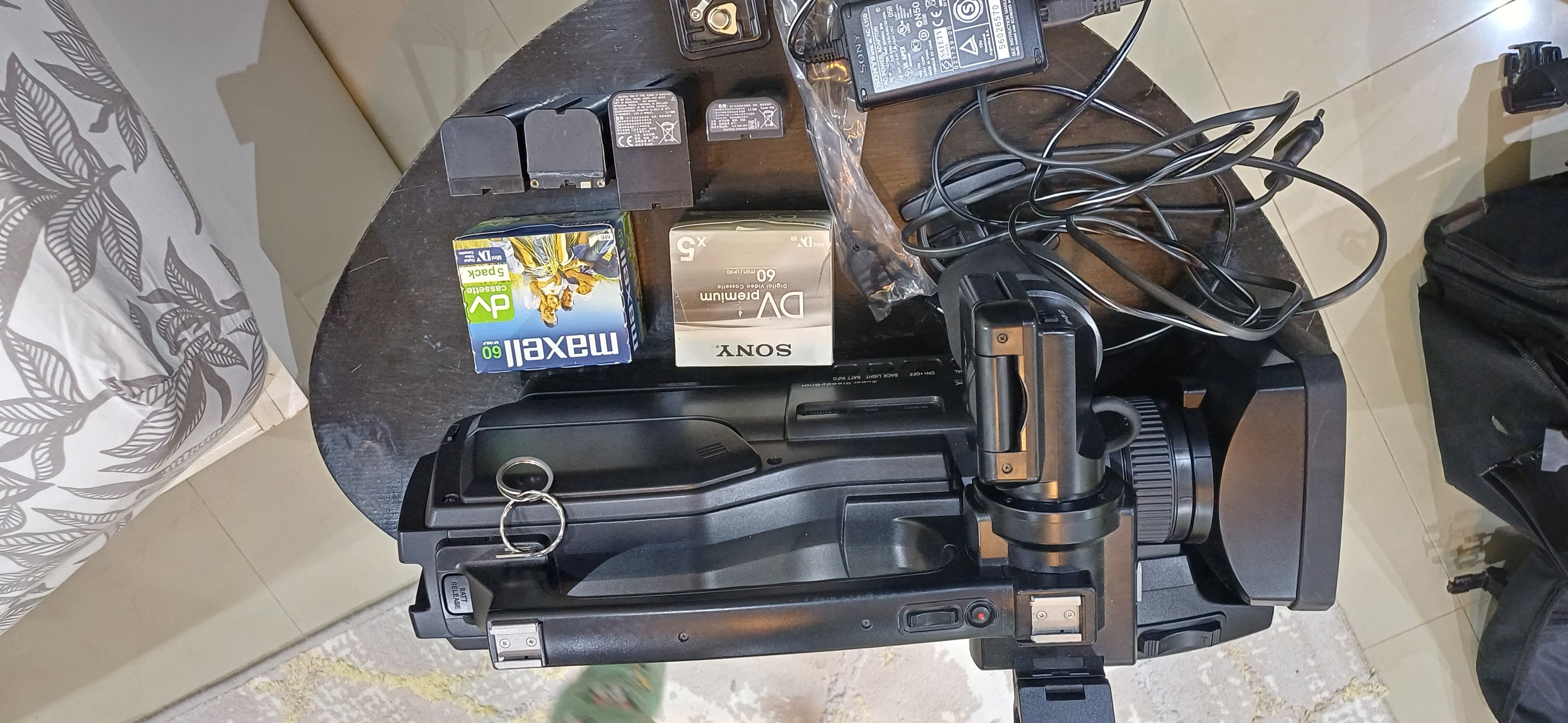 كاميرا الفيديو هذه هي طراز Sony HVR-HD1000E - صورة 5