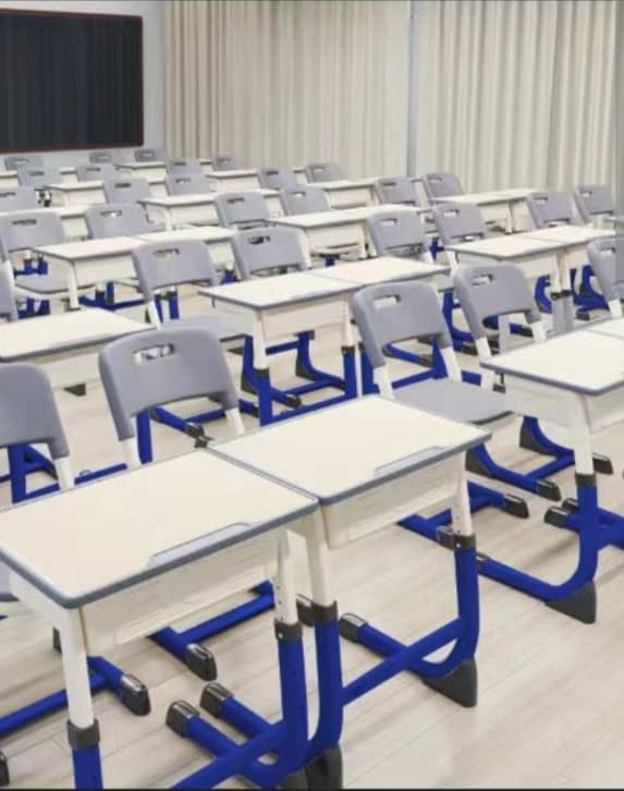 *للبيع*
🪑🪑
*لاصحاب المدارس الخاصه*
مجالس ايطاليه فخخخخخخمه
كرسي وتربيزة الارجل حديد متيييين جدا جدا لا يصدأ نهااااائ
سعر الطقم 430 تفاوض 
امدرمان شارع -  الأثاث والديكور في أم درمان