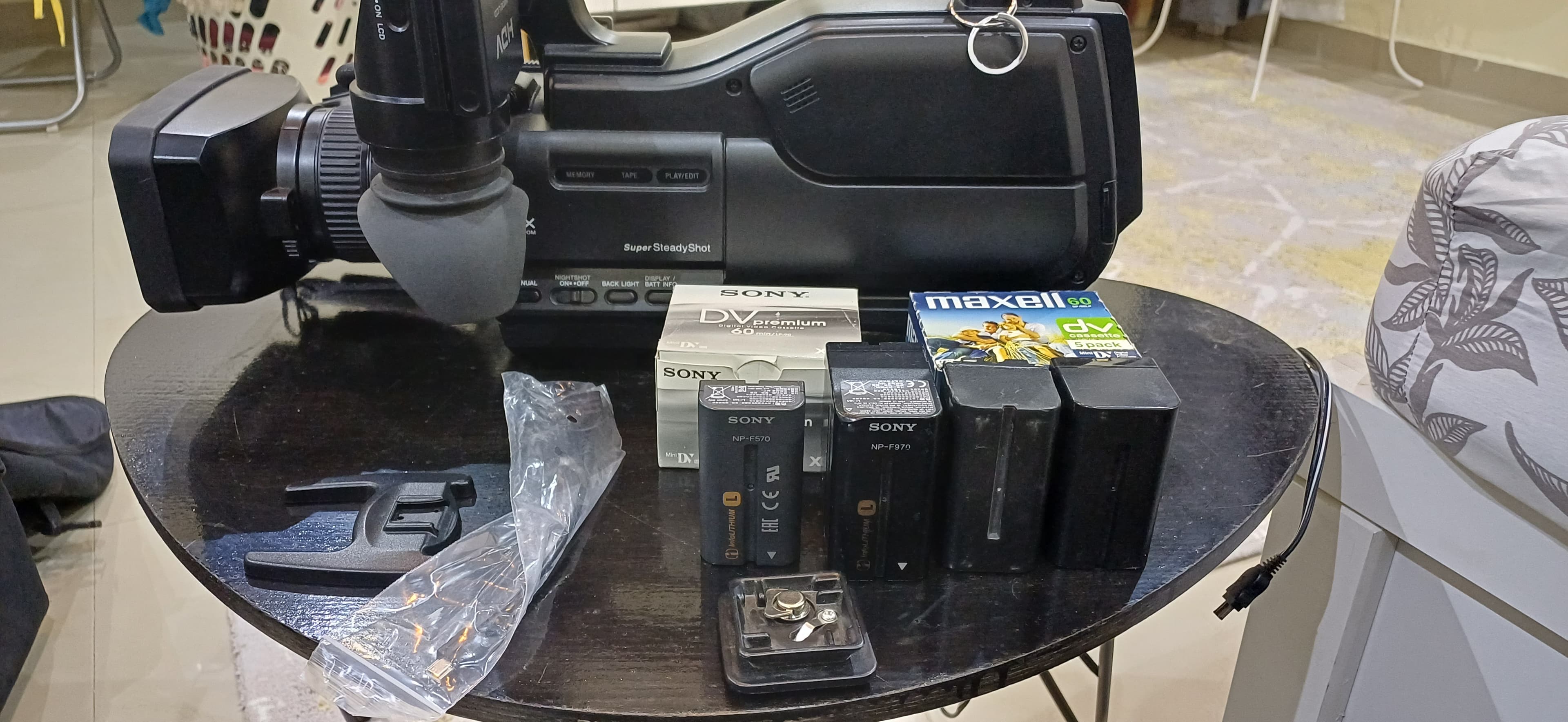 كاميرا الفيديو هذه هي طراز Sony HVR-HD1000E - أجهزة إلكترونية في الرياض