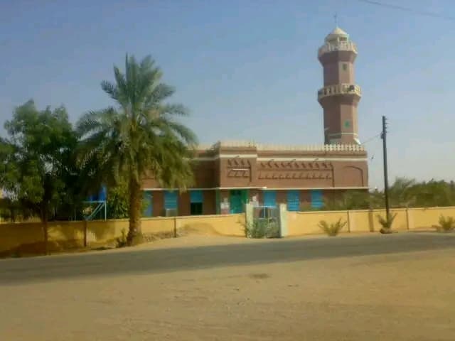 بيت بناء قديم عبارة عن حوش مسور في موقع ممتاز 