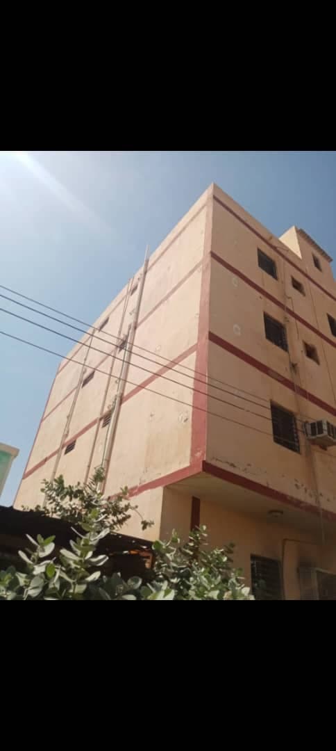 *للبيع*
💥🔥💥
بيت 3 طوابق شهادة بحث 
امدرمان حي النخيل 
المساحة 420 اعمدة
7 شقق كبيرة + 3 شقق استديو
البيت تاني ناصيه للزلط
السعر 250 الف دولار
+عموله م - العقارات في أم درمان