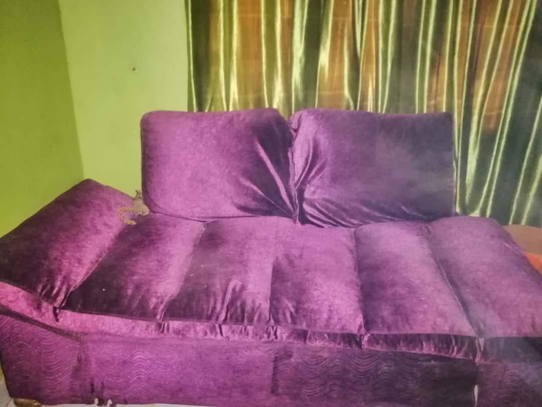 طقم جلوس شااااز
كنبتين وكرسين 
السعر 600
امدرمان الحارة 10 - صورة 2