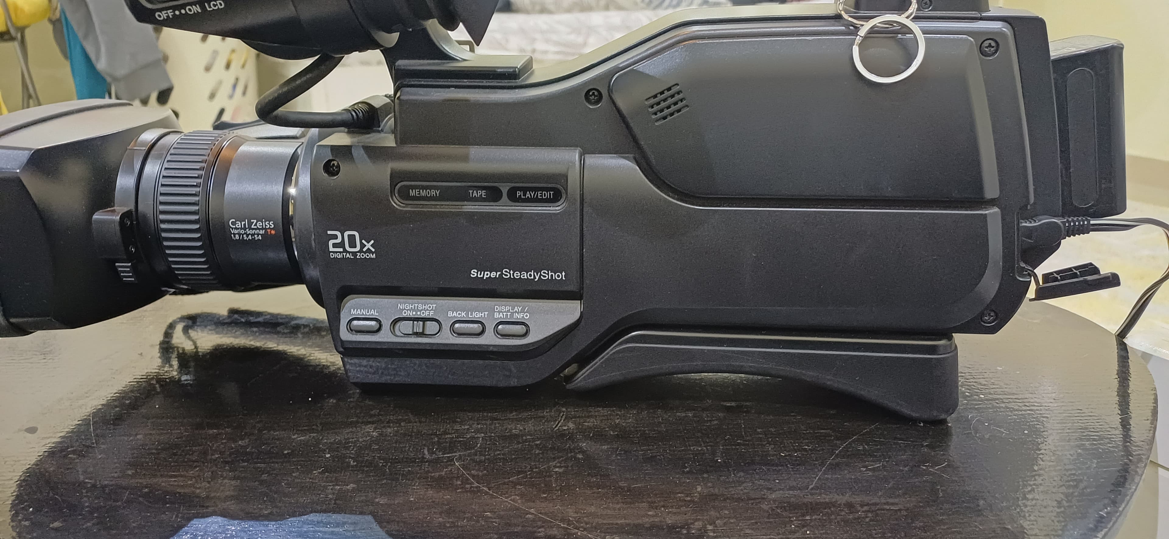 كاميرا الفيديو هذه هي طراز Sony HVR-HD1000E - صورة 6