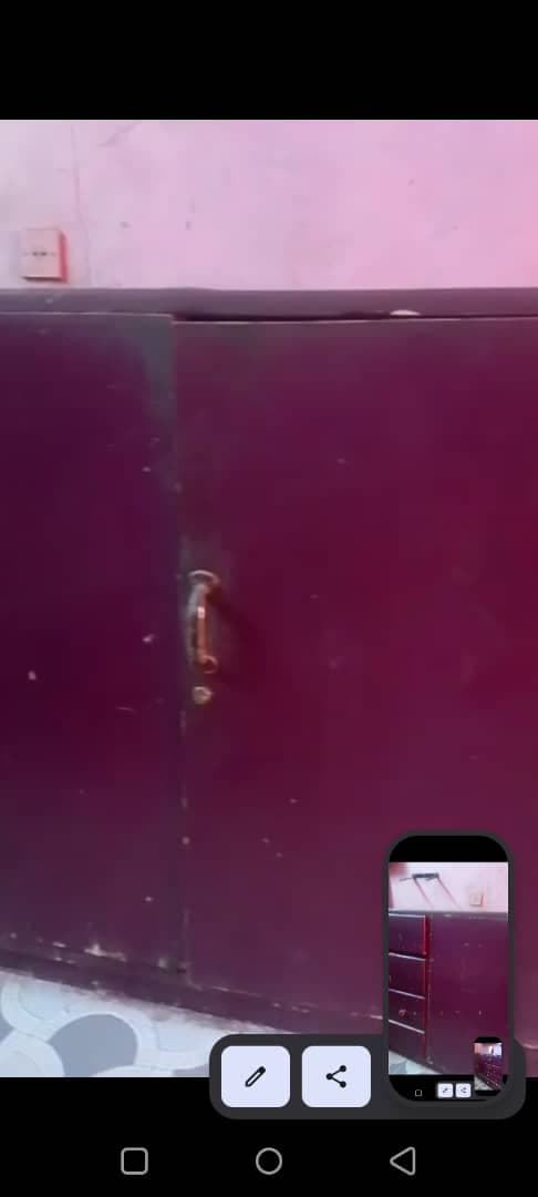 غرفة نوم متييينه جدا
دولاب 5 ضلف
به خزنه وتسريحه و2 درج
ودولاب 3 ضلف تاني 3 امتار فيه 8 ادراج ومخزن 
وجوز سراير عرض 90
كله خشب 
السعر  *تم التخفيض من  - صورة 2