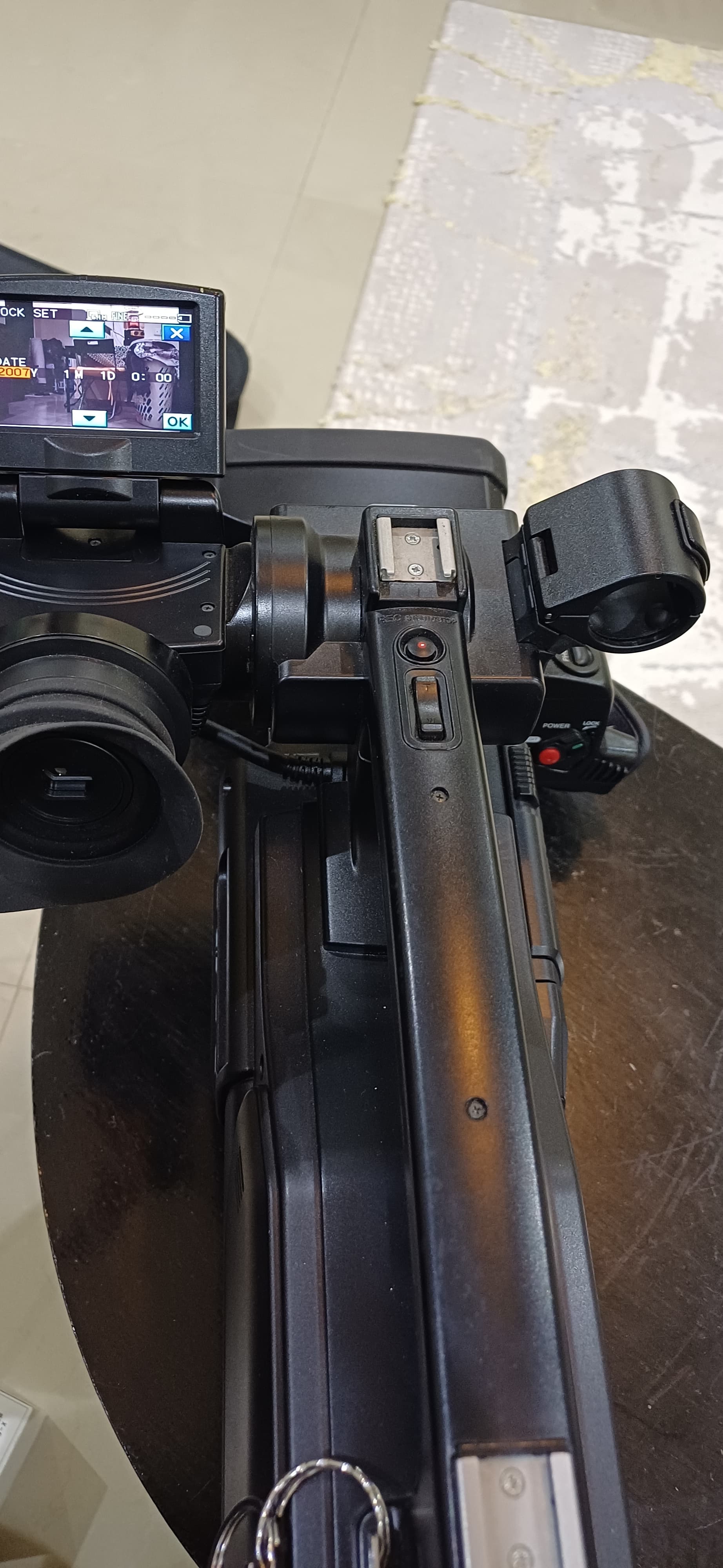 كاميرا الفيديو هذه هي طراز Sony HVR-HD1000E - صورة 3