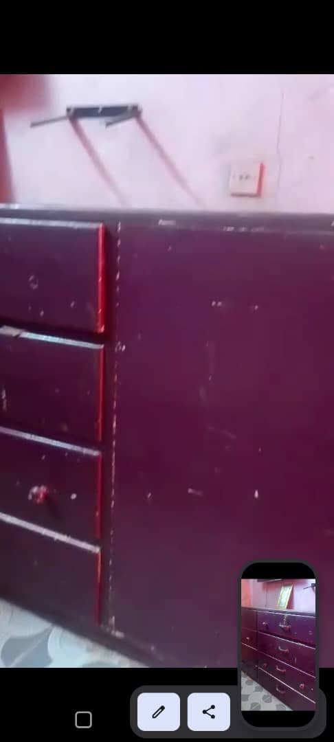 غرفة نوم متييينه جدا
دولاب 5 ضلف
به خزنه وتسريحه و2 درج
ودولاب 3 ضلف تاني 3 امتار فيه 8 ادراج ومخزن 
وجوز سراير عرض 90
كله خشب 
السعر  *تم التخفيض من  - صورة 4