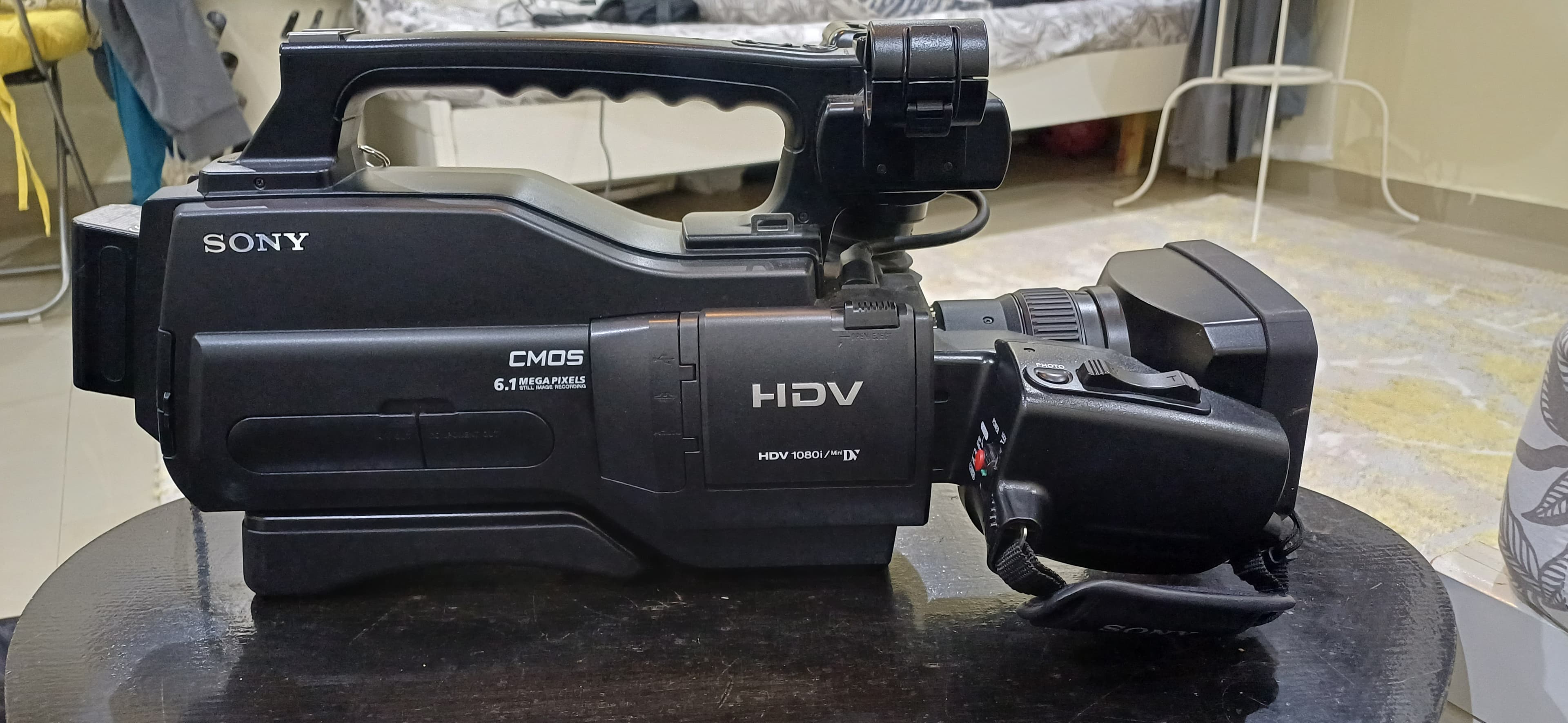 كاميرا الفيديو هذه هي طراز Sony HVR-HD1000E - صورة 9