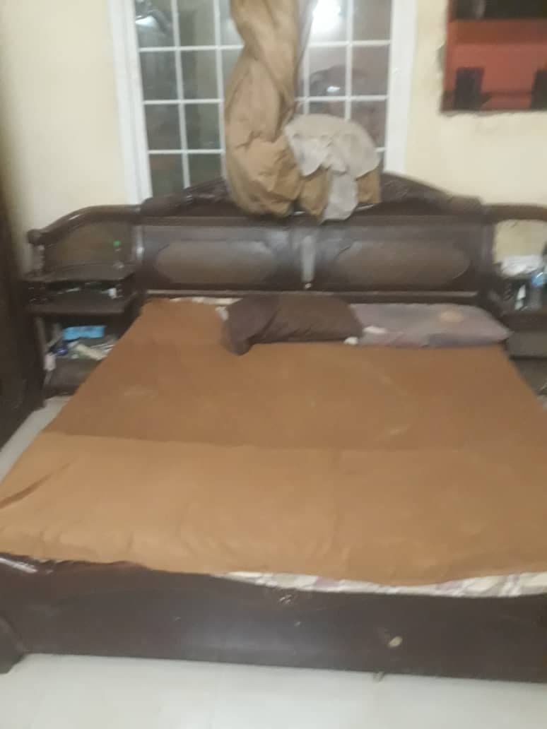 غرفة نوم مستوردة 
دولاب 6 ضلف
سرير دبل بالمرتبة 
تسريحه
السعر 1700
امدرمان الحتانة - صورة 2