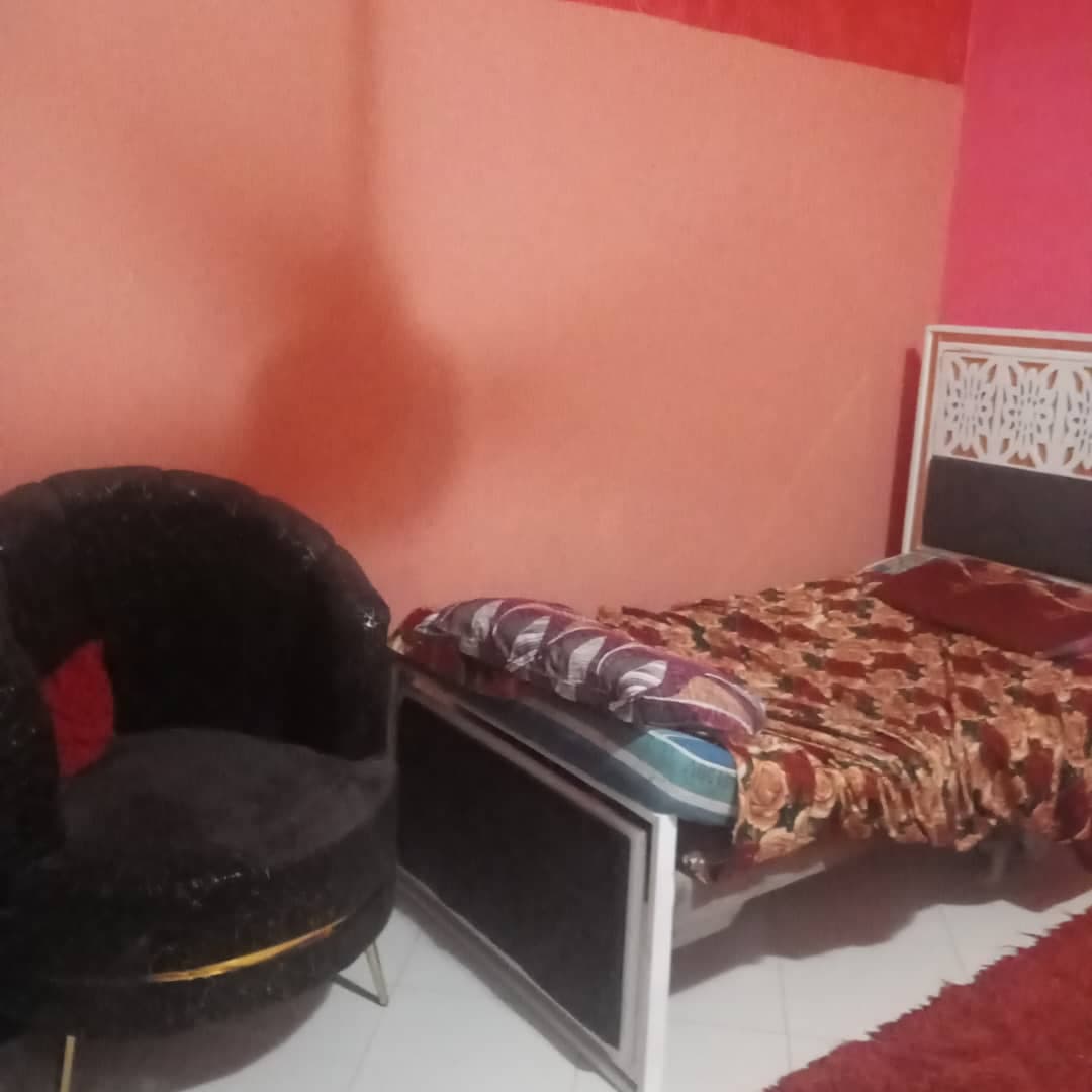 غرفة استقبال جديدة 
جوز سراير كله خشب 
عرضهم 100وكرسيين كبار
السعر 950
بورتسودان سلالاب مربع 2 -  الأثاث والديكور في بورتسودان