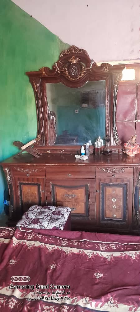 غرفة نوم مستوردة 
دولاب 6 ضلف
سرير دبل مع كمودينات 
وتسريحه 
السعر 1550
شرق النيل عدبابكر -  الأثاث والديكور في بحري