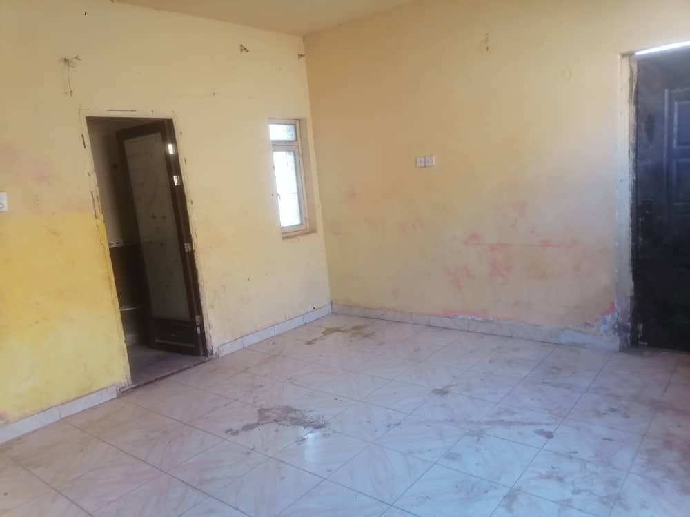 *للايجار*
بيت تشطيب جديد ديلوووكس
💥🔥💥
*منظمات او شركات او مخازن*
امدرمان الواحه غرب
5 غرف
هول
صالون
4 حمامات 
حيشان 
3 ابواب
الباركن يشيل 3 عربات واكت - صورة 3