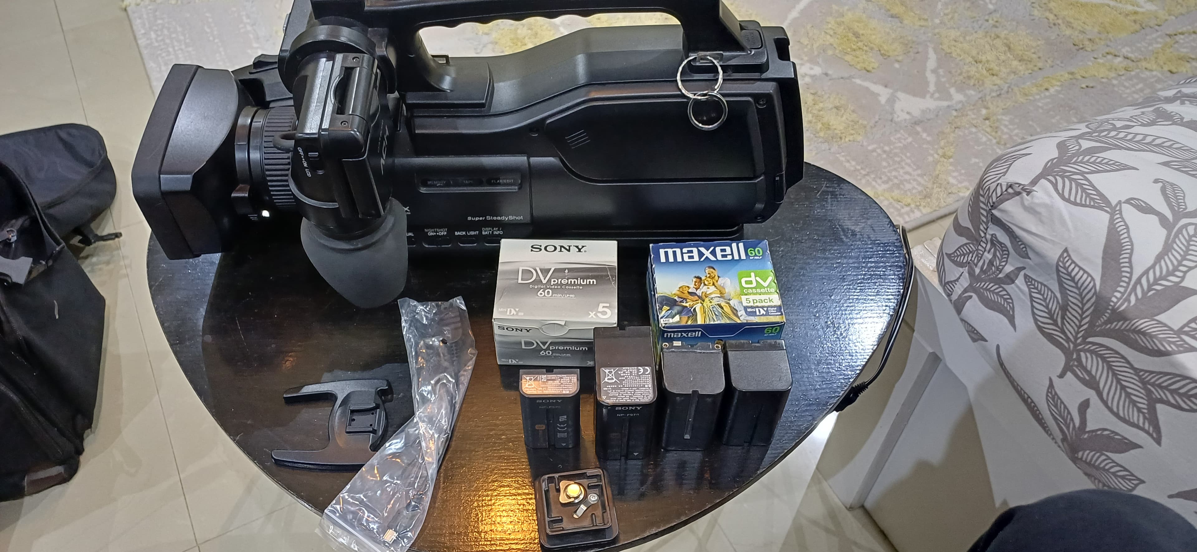 كاميرا الفيديو هذه هي طراز Sony HVR-HD1000E - صورة 4