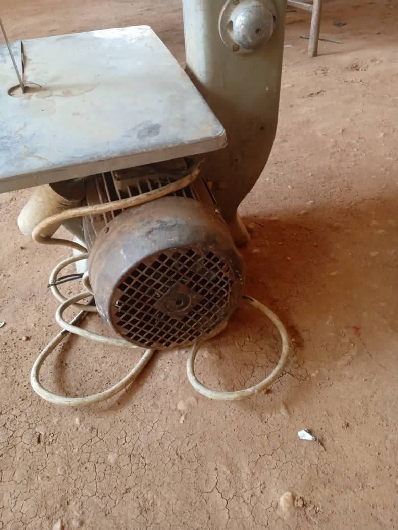 منشار خشب 
منشار ايطالي موتر ٤٥٠ فولت
السعر ٩٥٠ الف قابل للتفاوض في حدود المعقول
الحاج يوسف الشقلة مربع 2 - صورة 3