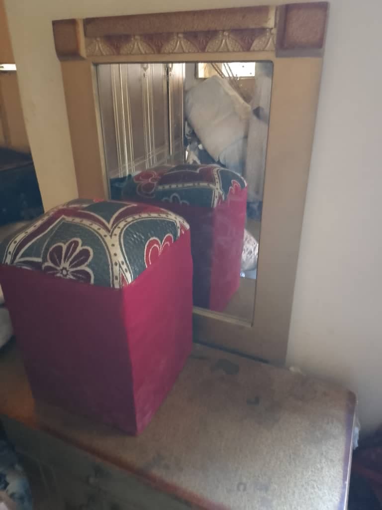 غرفة نوم استخدام شهرين 
بس كانت مخزنه
دولاب 5 ضلف بالمخازن 
سرير دبل بالمرتبه قطن
تسريحه بالمقعد
شماعه 
السعر 1900
الدروشاب شمال شرق البيطري - صورة 2