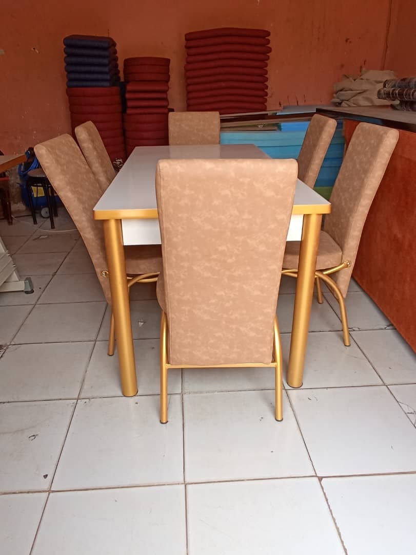 🌟 عروض خاصة على الجلسات الخشبية! 🌿

مصنوعة من الخشب التركي بجودة عالية 🤝
كراسي منجدة جلد وأرجل من الحديد المتين 💪
عرض 45سم، طول 100سم، ارتفاع 70 سم 📏
 - صورة 5