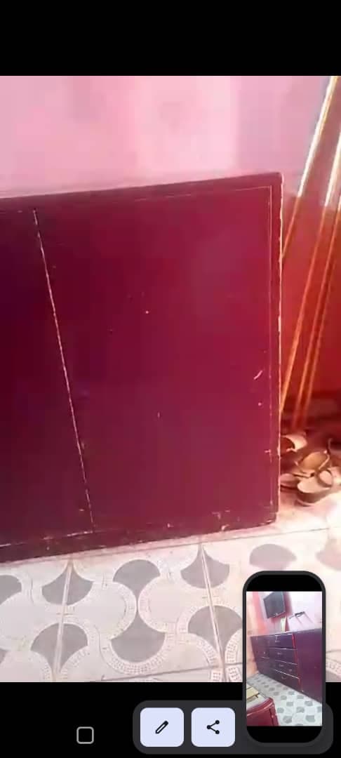 غرفة نوم متييينه جدا
دولاب 5 ضلف
به خزنه وتسريحه و2 درج
ودولاب 3 ضلف تاني 3 امتار فيه 8 ادراج ومخزن 
وجوز سراير عرض 90
كله خشب 
السعر  *تم التخفيض من  - صورة 3