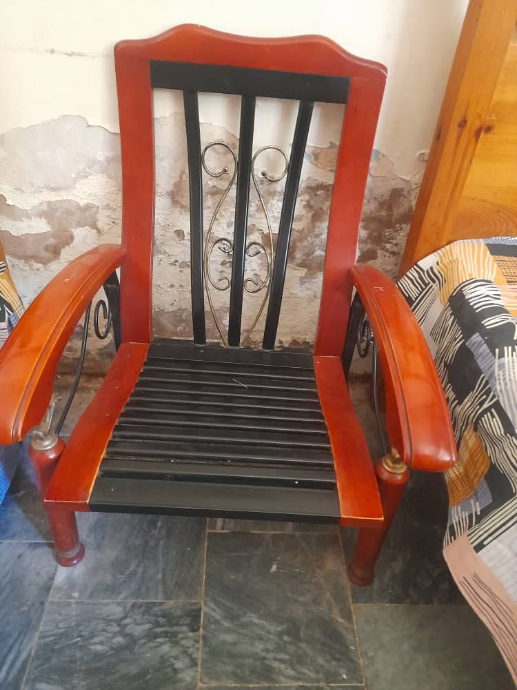 طقم جلوس مستورد المحاميد
كنبتين وكرسين 
وتربيزة كبيرة  ووحدة صغيرة
السعر 1600
امدرمان الحارة 8 - صورة 4