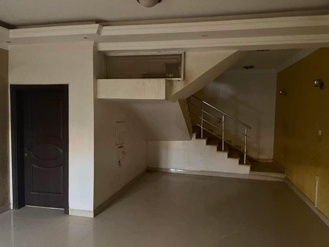 عمارة 4طوابق للبيع بمنطقة كافوري مربع 9