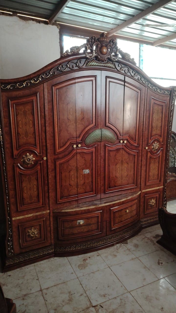 جيتكم بالجديد والحصري زي ما عودتكم 😱 _الغرفه الملكيه نمبر 1 درجه اولى 🔥_
_تتكون من سرير عرض 180 👑_
_+ 2 كومودينات راغيات جدا جدا وفخمات 💥_
_زايد تسريح -  الأثاث والديكور في أم درمان