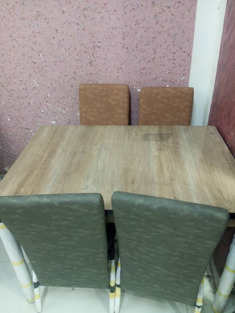 🌟 عروض خاصة على الجلسات الخشبية! 🌿

مصنوعة من الخشب التركي بجودة عالية 🤝
كراسي منجدة جلد وأرجل من الحديد المتين 💪
عرض 45سم، طول 100سم، ارتفاع 70 سم 📏
 -  الأثاث والديكور في أم درمان