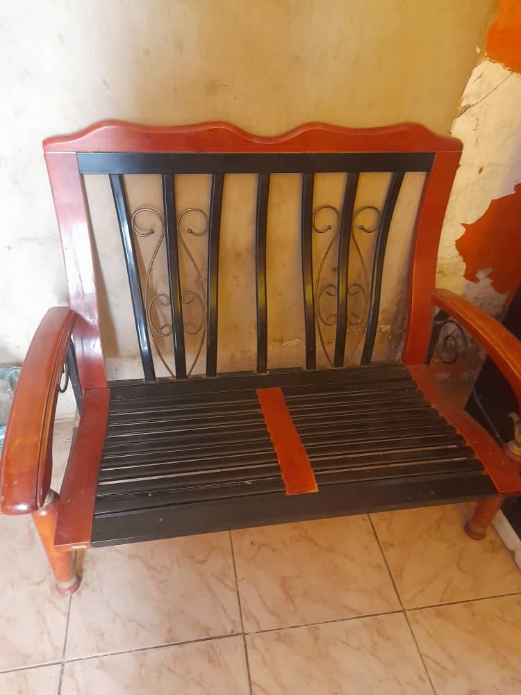 طقم جلوس مستورد المحاميد
كنبتين وكرسين 
وتربيزة كبيرة  ووحدة صغيرة
السعر 1600
امدرمان الحارة 8 - صورة 5