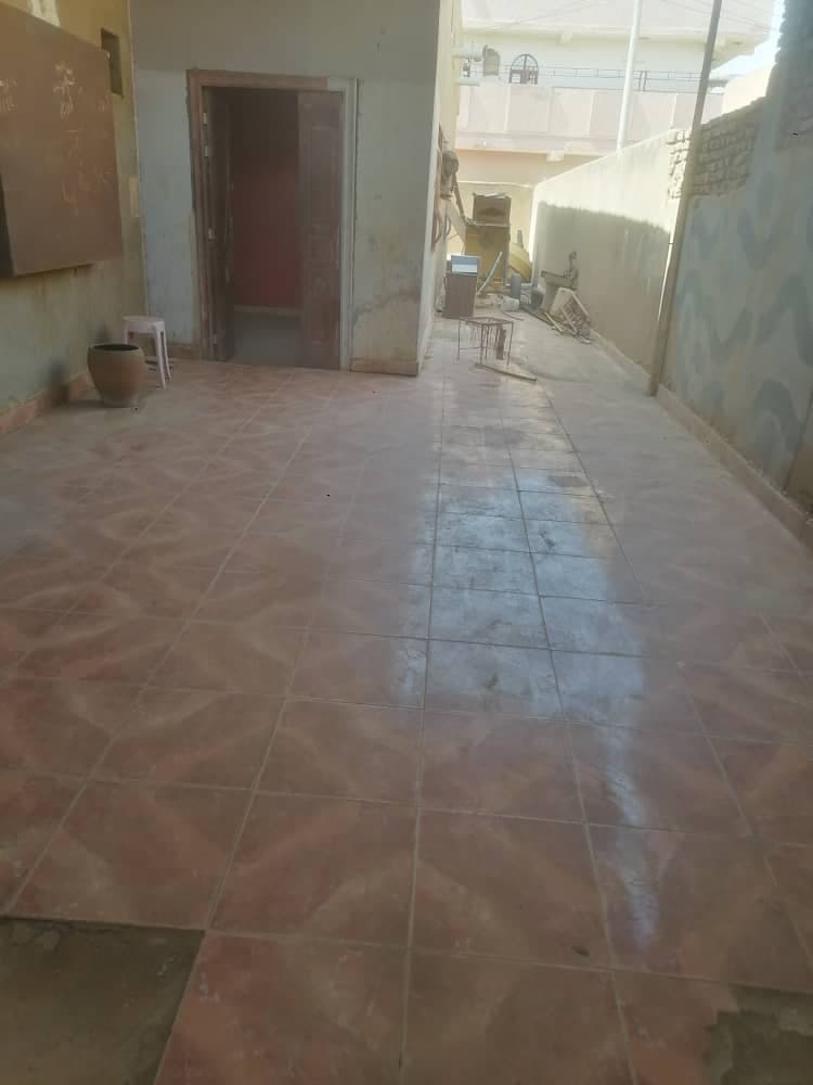 *للايجار*
بيت تشطيب جديد ديلوووكس
💥🔥💥
*منظمات او شركات او مخازن*
امدرمان الواحه غرب
5 غرف
هول
صالون
4 حمامات 
حيشان 
3 ابواب
الباركن يشيل 3 عربات واكت - صورة 4