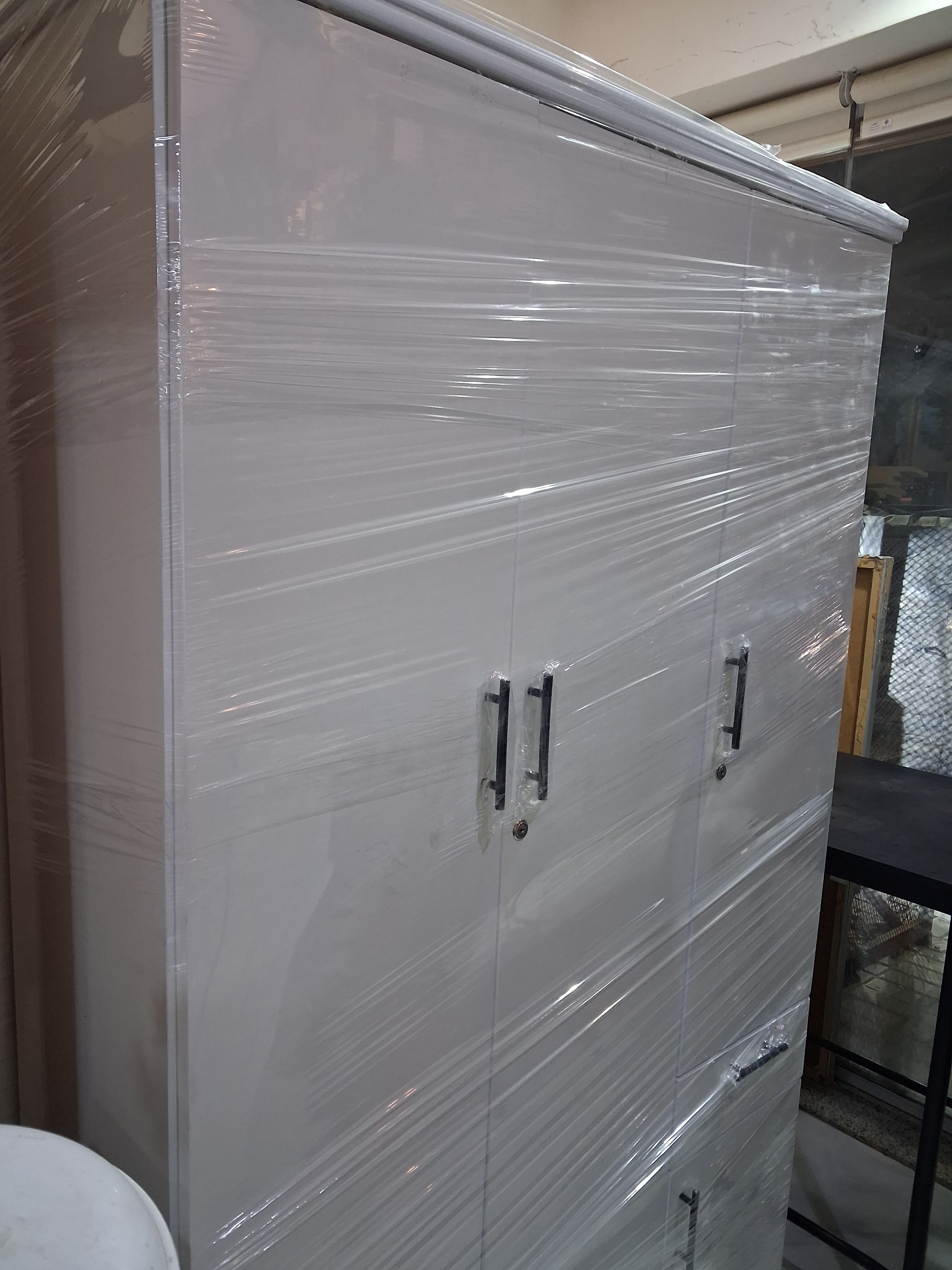 "للبيع: دولاب أبيض جديد، بابين ودرجين. قوي ونظيف جدا، بسعر رخيص ومميز. مصنوع من خشب عالي الجودة، مع مقابض سهلة الاستخدام. لدينا أبو ثلاثة أ - صورة 4