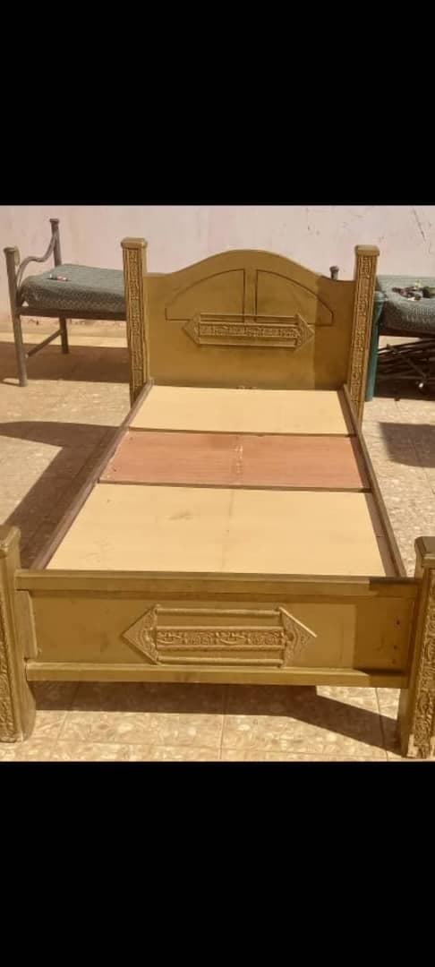 جوز سراير متيين 
نوع الخشب مامتاكد
عرض 120
+ سجادة نمري هدية

السجادة ٢م ×١.٥م..
السعر 490
امدرمان الحارة 20 -  الأثاث والديكور في أم درمان