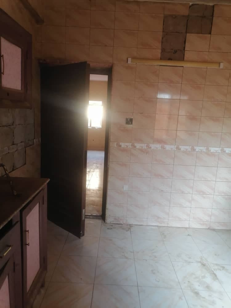 *للايجار*
بيت فاضي مامفروش
امدرمان الفتيحاب محطة ود الحجه
البيت ارضي 
سايفون وصبه وسطوح
3 غرف 
صالون 
3 حمام
مطبخ
هول
الايجار  اتخفضمن 600 ل 500 نهااا - العقارات في أم درمان