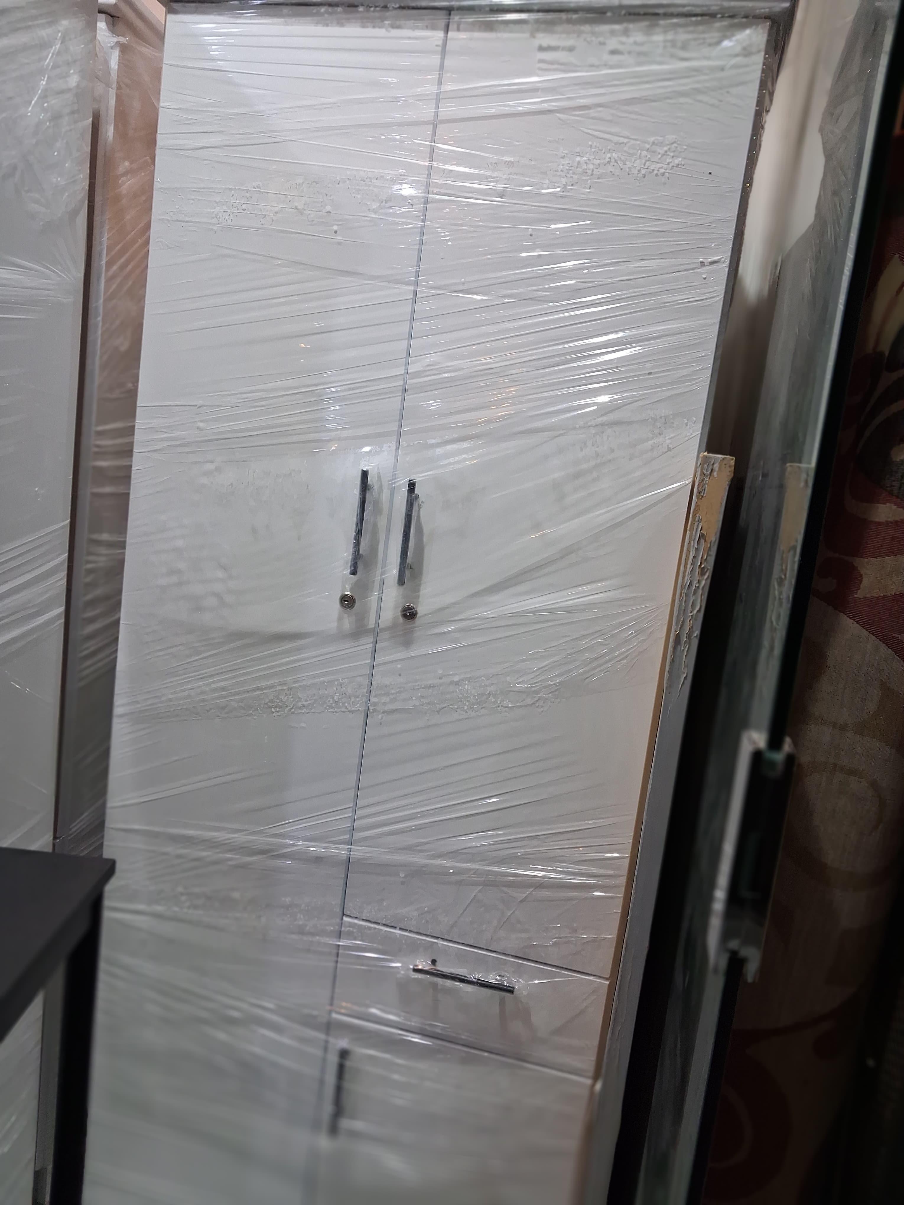 "للبيع: دولاب أبيض جديد، بابين ودرجين. قوي ونظيف جدا، بسعر رخيص ومميز. مصنوع من خشب عالي الجودة، مع مقابض سهلة الاستخدام. لدينا أبو ثلاثة أ -  الأثاث والديكور في الرياض