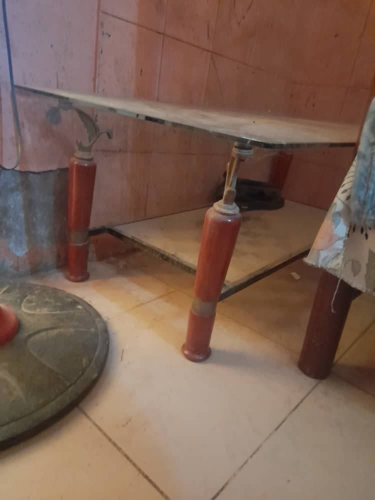 طقم جلوس مستورد المحاميد
كنبتين وكرسين 
وتربيزة كبيرة  ووحدة صغيرة
السعر 1600
امدرمان الحارة 8 - صورة 3