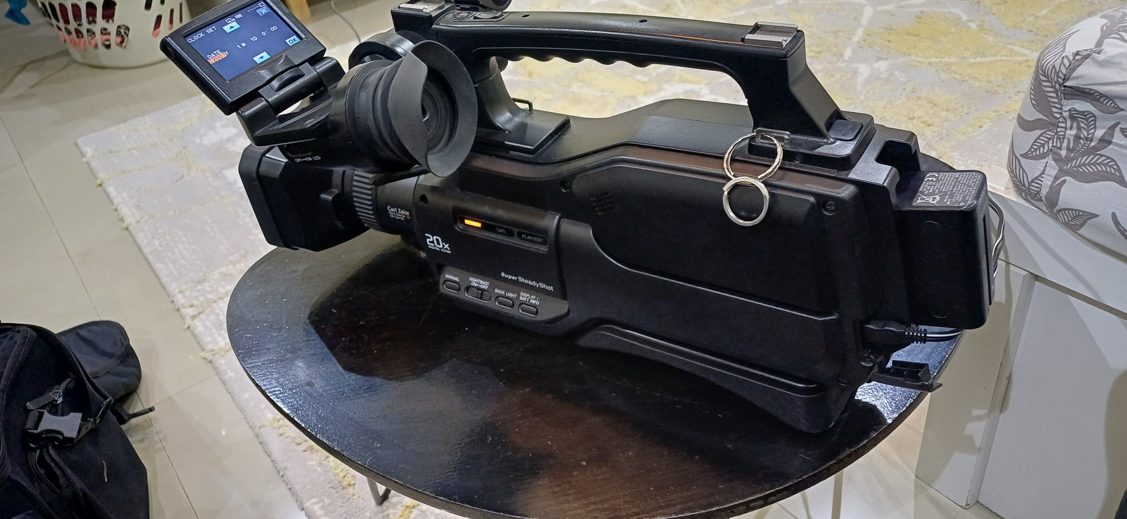 كاميرا الفيديو هذه هي طراز Sony HVR-HD1000E - صورة 2