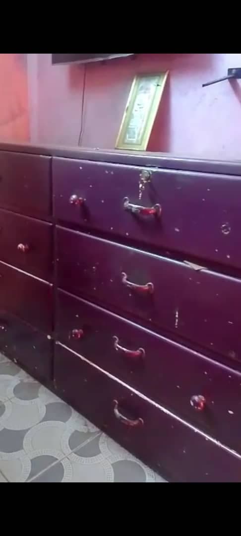 غرفة نوم متييينه جدا
دولاب 5 ضلف
به خزنه وتسريحه و2 درج
ودولاب 3 ضلف تاني 3 امتار فيه 8 ادراج ومخزن 
وجوز سراير عرض 90
كله خشب 
السعر  *تم التخفيض من  -  الأثاث والديكور في أم درمان